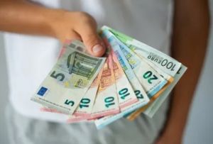 На Кипре подсчитали средние зарплаты